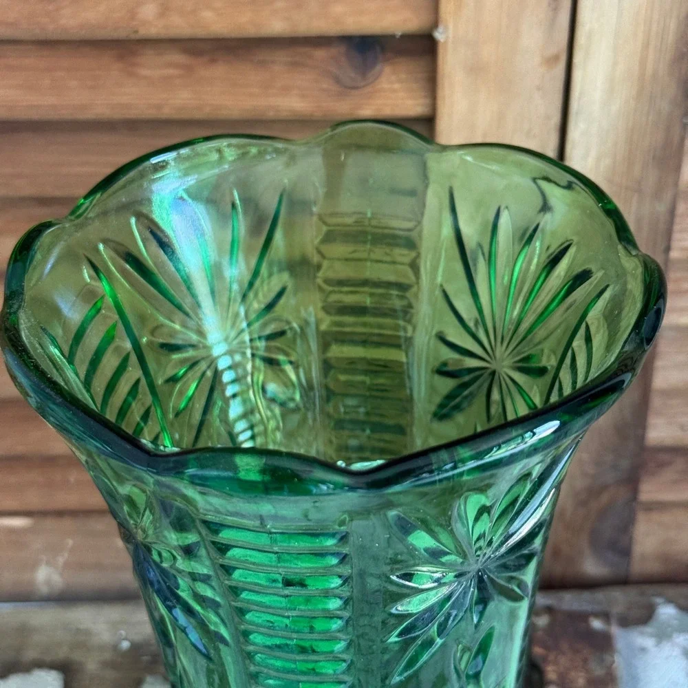 Vintage Emerald Green Pressed Glass Vase Starburst Sawtooth Scalloped Rim 8